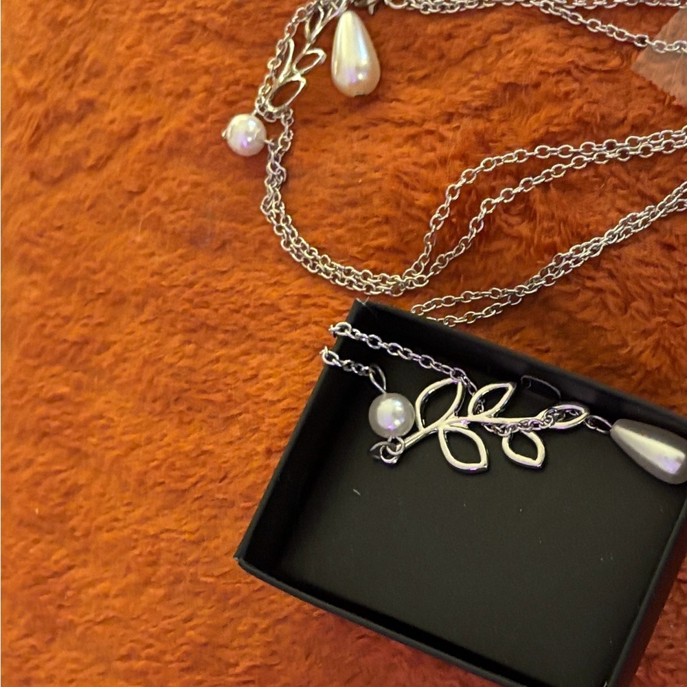 5 pairs of earrings, 1 set of 3 bracelets, 2 of the same necklace. All *NEW*!!! - Picture 12 of 14